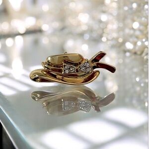 🆕Mario Valentino vintage hat brooch w/CZ bow,  gold plated, signed 👒💎💛